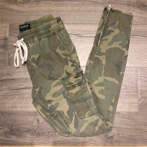 PACSUN Men’s camouflage pants. Size small